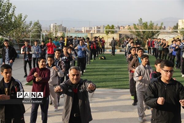 حضور مدیرکل آموزش وپرورش خراسان شمالی در ورزش صبحگاهی دبیرستان نمونه دولتی 9 دی