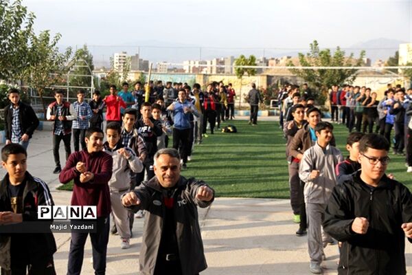 حضور مدیرکل آموزش وپرورش خراسان شمالی در ورزش صبحگاهی دبیرستان نمونه دولتی 9 دی