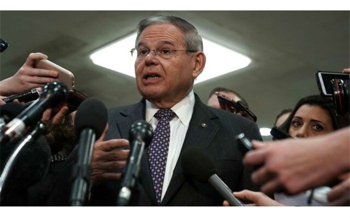 سناتور منندز: پمپئو در موضوع سوریه انگار در یک جهان موازی دیگر زندگی می‌کند!