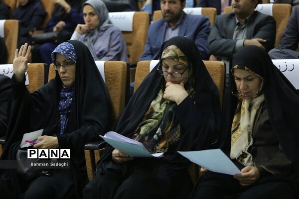 نشست نقد و بررسی طرح یک فوریتی(رفع انحصار از زبان انگلیسی در نظام آموزش همگانی کشور)