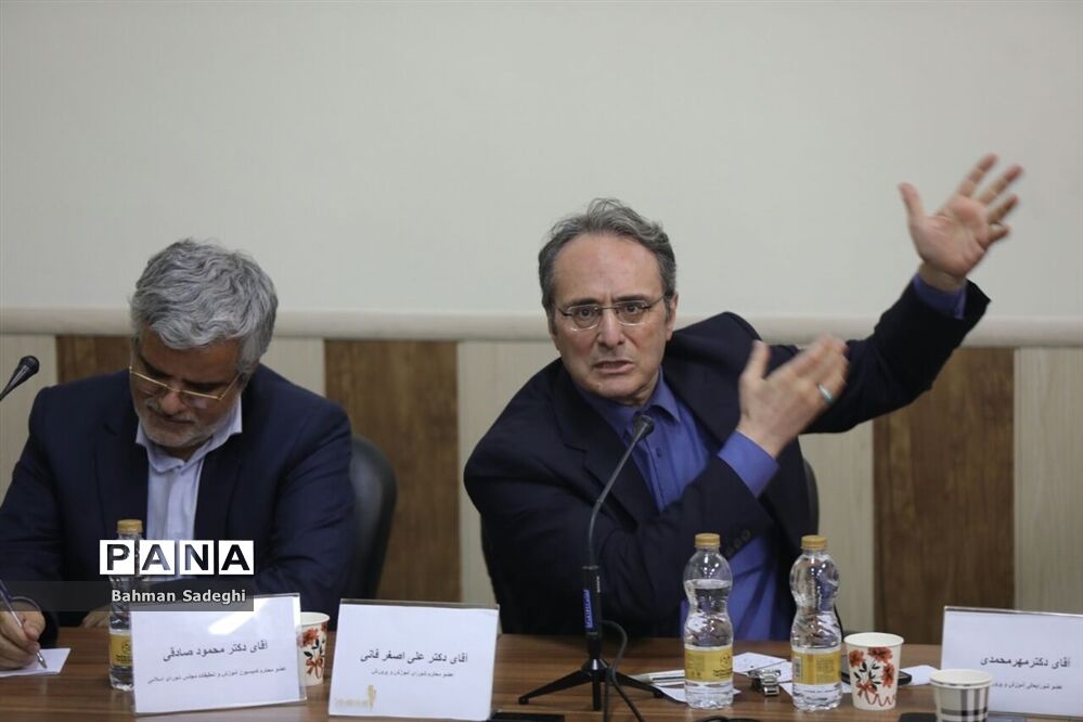 نشست نقد و بررسی طرح یک فوریتی(رفع انحصار از زبان انگلیسی در نظام آموزش همگانی کشور)