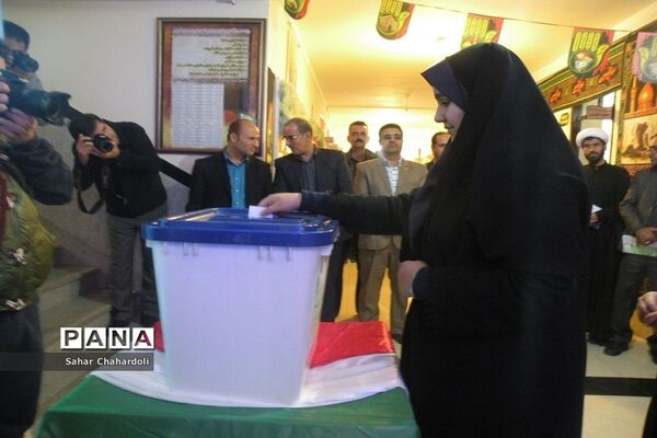 مراسم نمادین انتخابات شورای دانش‌آموزی