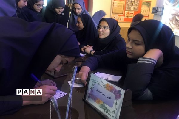 مراسم نمادین انتخابات شورای دانش‌آموزی