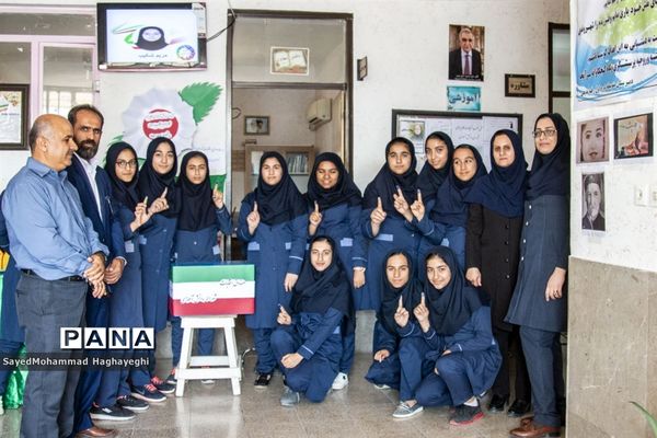 مشق دموکراسی در مدارس لامرد