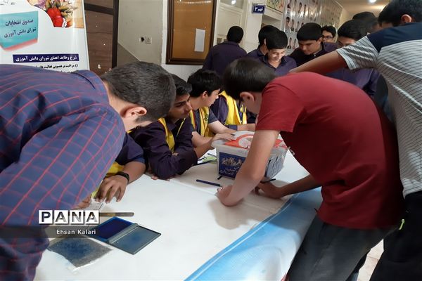 برگزاری بیست و دومین دوره انتخابات  شورای دانش‌آموزی درمدرسه توحید شیراز