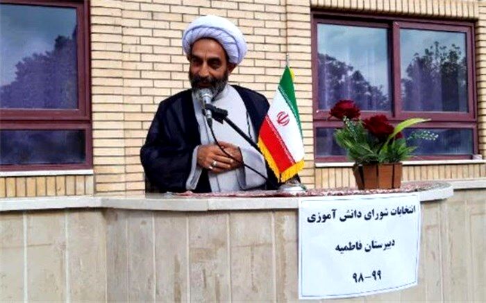 اگر دانش آموزان می‌خواهند در آینده کشور سهیم باشند تنها راه آن از مدارس است