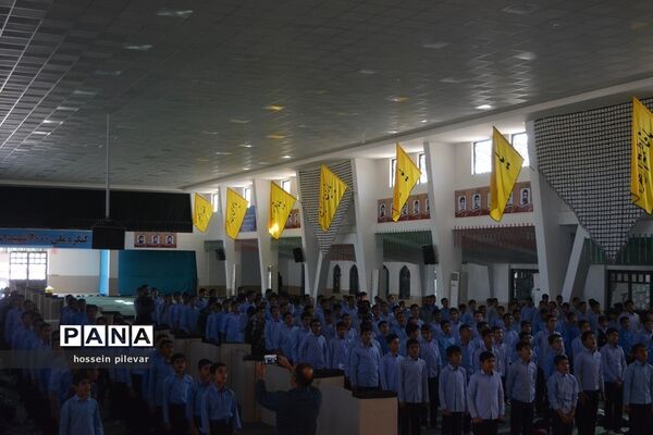 حضور دانش آموزان در حسینیه جماران برای تمرین سرود همگانی در راهپیمایی 13 آبان ماه