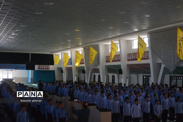 حضور دانش آموزان در حسینیه جماران برای تمرین سرود همگانی در راهپیمایی 13 آبان ماه