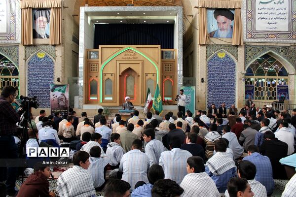 دیدار دانش آموزان نخبه و برگزیده کشوری فارس با نماینده ولی فقیه در استان فارس