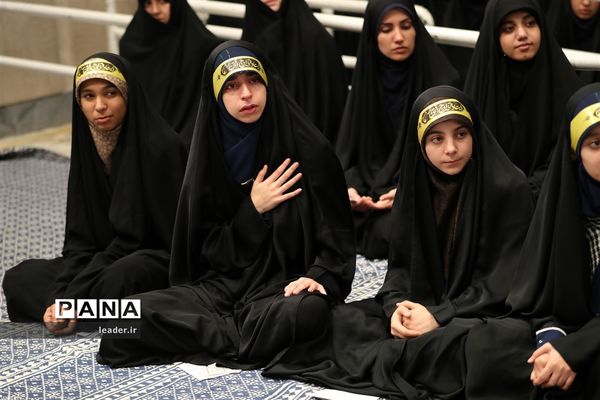 دیدار هزاران نفر از دانش‌آموزان و دانشجویان  با رهبر انقلاب اسلامی