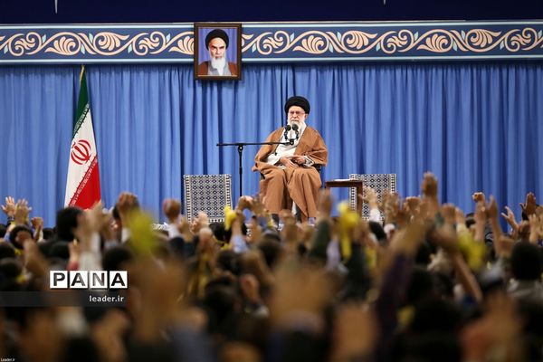 دیدار هزاران نفر از دانش‌آموزان و دانشجویان  با رهبر انقلاب اسلامی