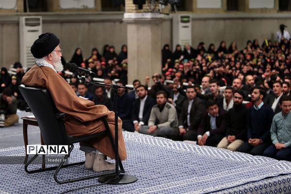 دیدار هزاران نفر از دانش‌آموزان و دانشجویان  با رهبر انقلاب اسلامی