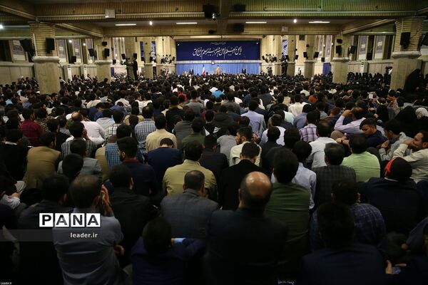 دیدار هزاران نفر از دانش‌آموزان و دانشجویان  با رهبر انقلاب اسلامی