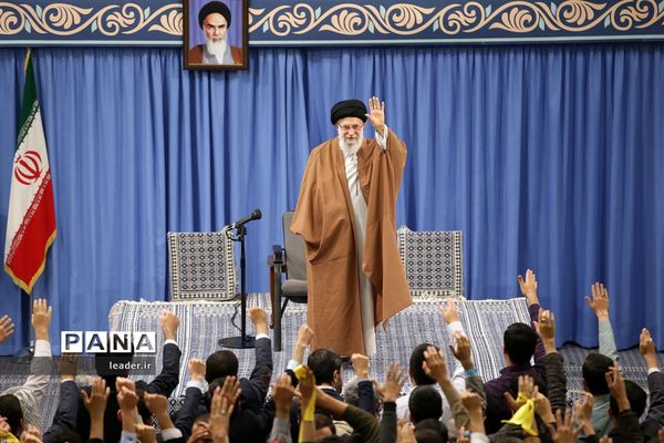 دیدار هزاران نفر از دانش‌آموزان و دانشجویان  با رهبر انقلاب اسلامی