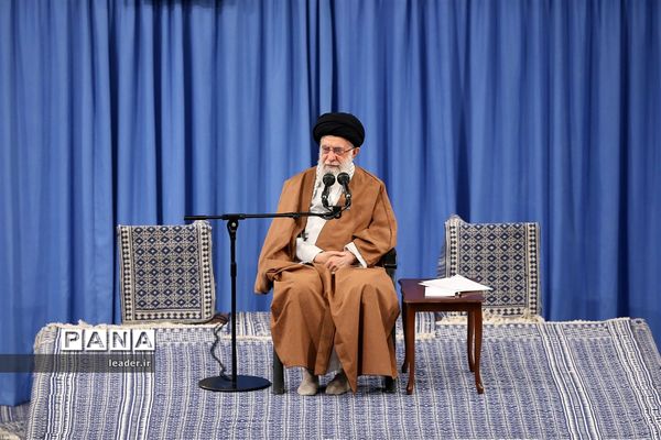 دیدار هزاران نفر از دانش‌آموزان و دانشجویان  با رهبر انقلاب اسلامی