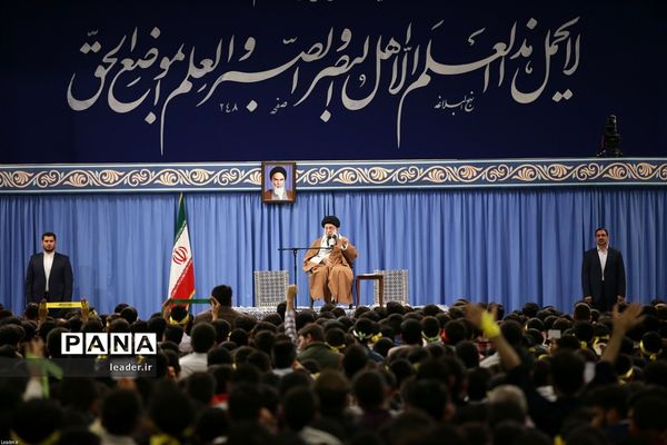 دیدار هزاران نفر از دانش‌آموزان و دانشجویان  با رهبر انقلاب اسلامی