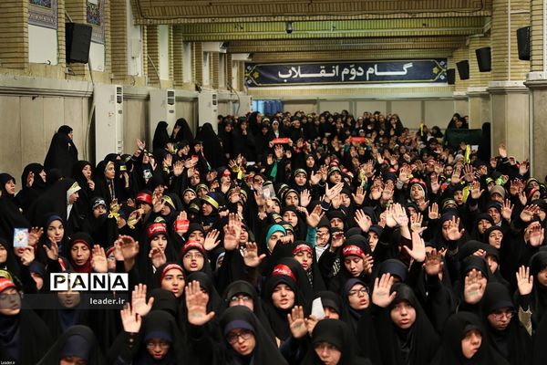 دیدار هزاران نفر از دانش‌آموزان و دانشجویان  با رهبر انقلاب اسلامی