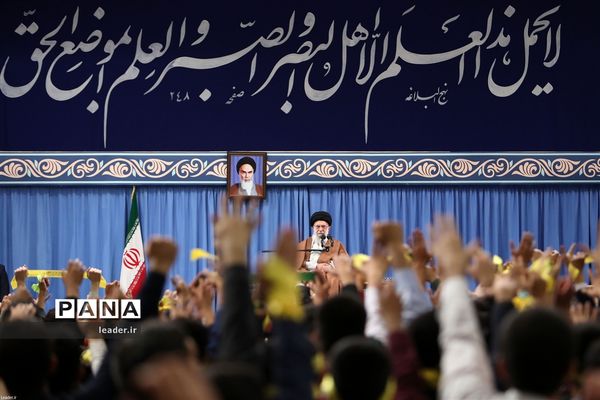 دیدار هزاران نفر از دانش‌آموزان و دانشجویان  با رهبر انقلاب اسلامی