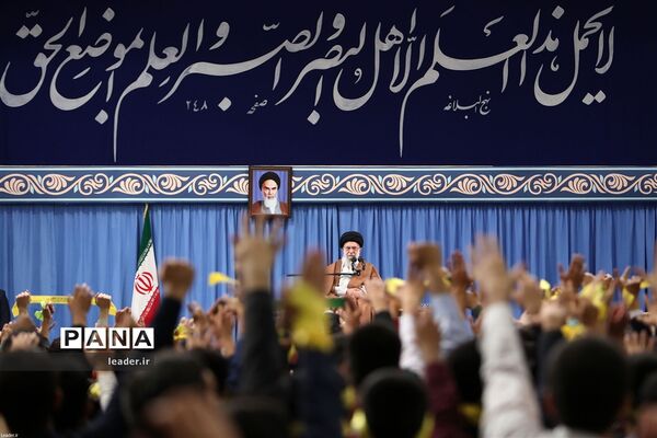 دیدار هزاران نفر از دانش‌آموزان و دانشجویان  با رهبر انقلاب اسلامی