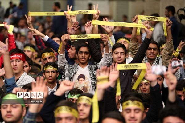 دیدار هزاران نفر از دانش‌آموزان و دانشجویان  با رهبر انقلاب اسلامی