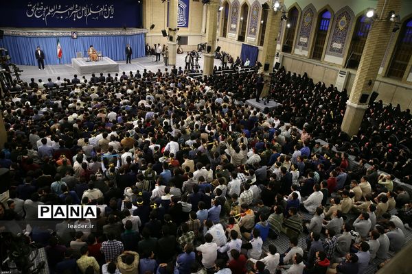 دیدار هزاران نفر از دانش‌آموزان و دانشجویان  با رهبر انقلاب اسلامی