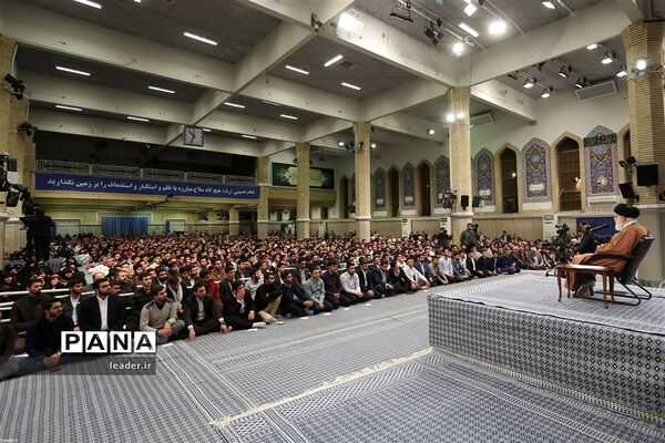 دیدار هزاران نفر از دانش‌آموزان و دانشجویان  با رهبر انقلاب اسلامی