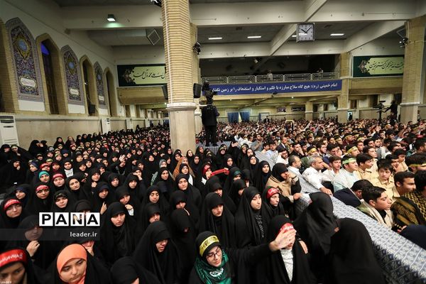 دیدار هزاران نفر از دانش‌آموزان و دانشجویان  با رهبر انقلاب اسلامی