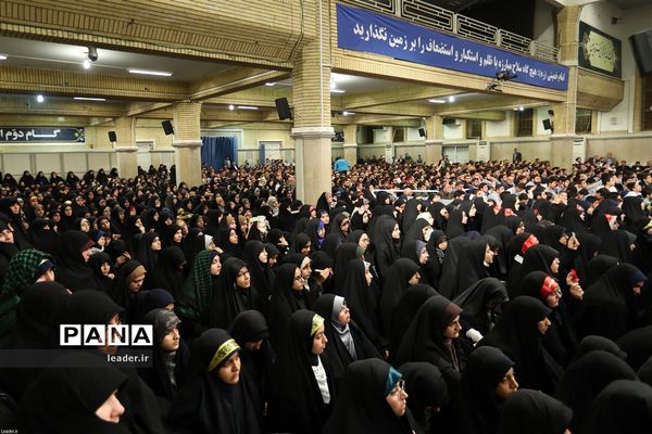 دیدار هزاران نفر از دانش‌آموزان و دانشجویان  با رهبر انقلاب اسلامی