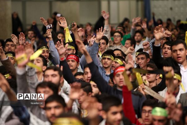 دیدار هزاران نفر از دانش‌آموزان و دانشجویان  با رهبر انقلاب اسلامی