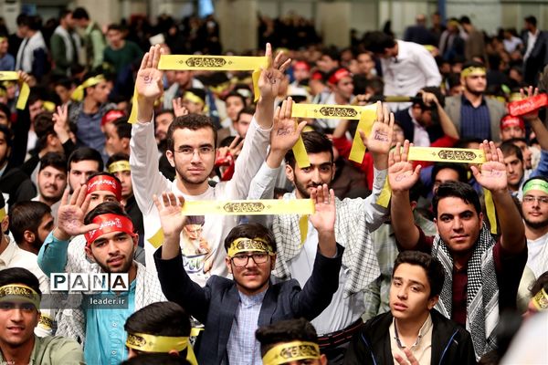 دیدار هزاران نفر از دانش‌آموزان و دانشجویان  با رهبر انقلاب اسلامی