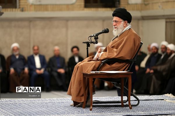 دیدار هزاران نفر از دانش‌آموزان و دانشجویان  با رهبر انقلاب اسلامی