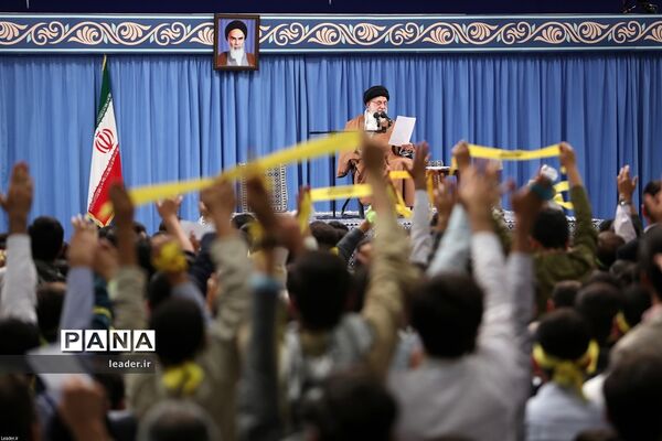 دیدار هزاران نفر از دانش‌آموزان و دانشجویان  با رهبر انقلاب اسلامی