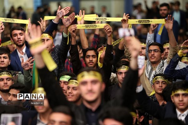دیدار هزاران نفر از دانش‌آموزان و دانشجویان  با رهبر انقلاب اسلامی