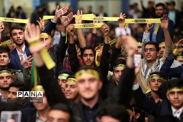 دیدار هزاران نفر از دانش‌آموزان و دانشجویان  با رهبر انقلاب اسلامی