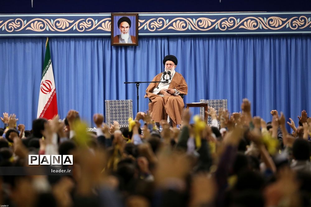 دیدار هزاران نفر از دانش‌آموزان و دانشجویان  با رهبر انقلاب اسلامی