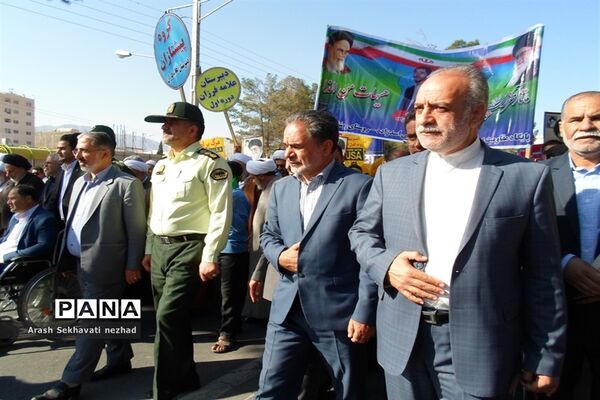 حضور پیشتازان  و فرهنگیان شهرستان بیرجند  در راهپیمایی 13 آبان