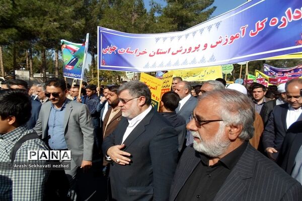 حضور پیشتازان  و فرهنگیان شهرستان بیرجند  در راهپیمایی 13 آبان