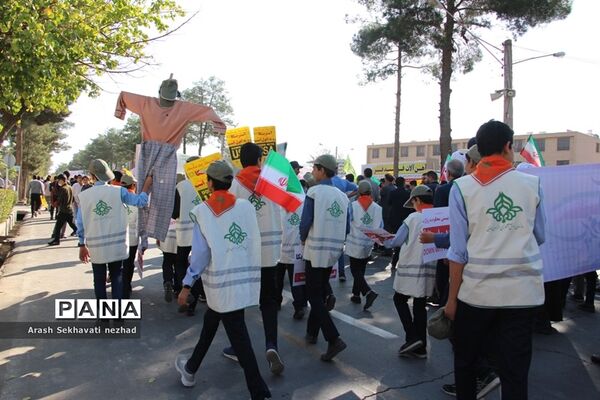 حضور پیشتازان  و فرهنگیان شهرستان بیرجند  در راهپیمایی 13 آبان