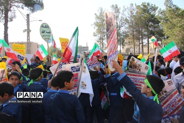حضور پیشتازان  و فرهنگیان شهرستان بیرجند  در راهپیمایی 13 آبان