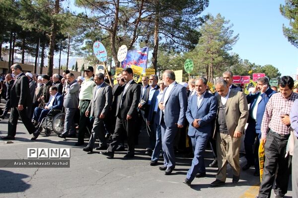 حضور پیشتازان  و فرهنگیان شهرستان بیرجند  در راهپیمایی 13 آبان