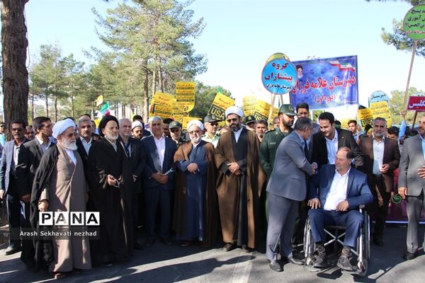 حضور پیشتازان  و فرهنگیان شهرستان بیرجند  در راهپیمایی 13 آبان
