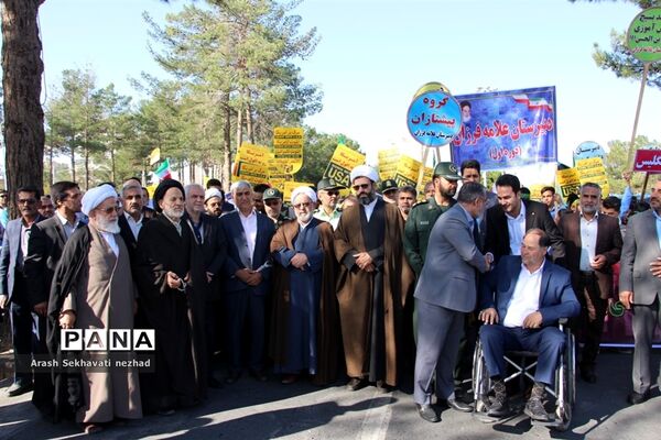 حضور پیشتازان  و فرهنگیان شهرستان بیرجند  در راهپیمایی 13 آبان