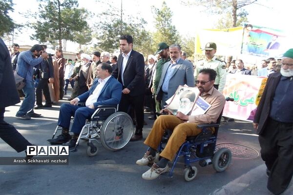 حضور پیشتازان  و فرهنگیان شهرستان بیرجند  در راهپیمایی 13 آبان