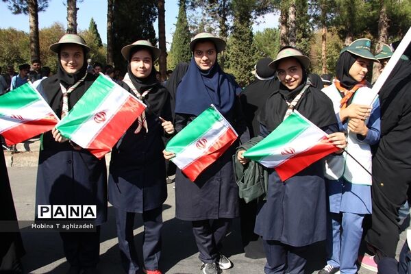 حضور پیشتازان دختر سازمان دانش‌آموزی در راهپیمایی 13آبان