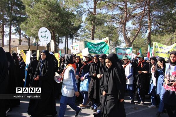 حضور پیشتازان دختر سازمان دانش‌آموزی در راهپیمایی 13آبان
