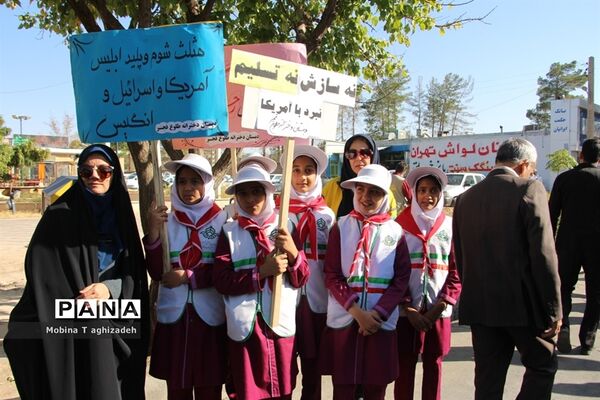 حضور پیشتازان دختر سازمان دانش‌آموزی در راهپیمایی 13آبان