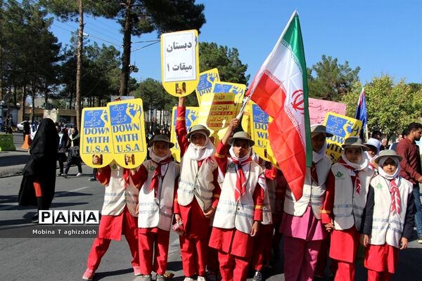 حضور پیشتازان دختر سازمان دانش‌آموزی در راهپیمایی 13آبان