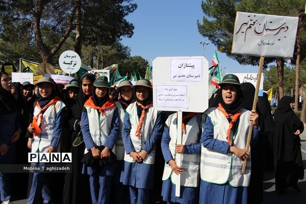 حضور پیشتازان دختر سازمان دانش‌آموزی در راهپیمایی 13آبان
