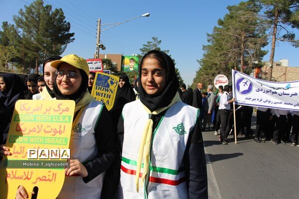 حضور پیشتازان دختر سازمان دانش‌آموزی در راهپیمایی 13آبان