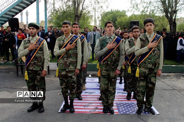 راهپیمایی یوم الله ۱۳ آبان در چهاردانگه